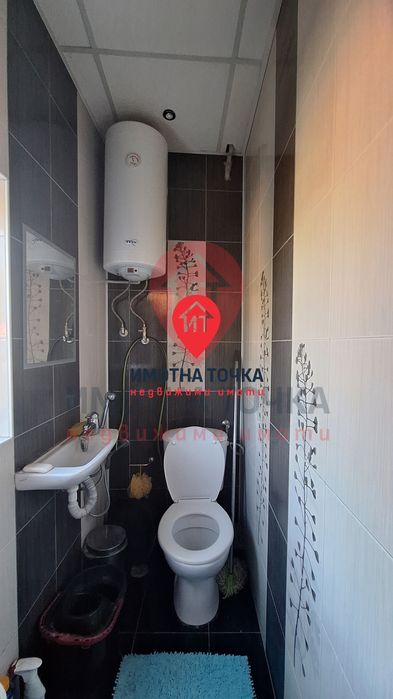 Масивна къща в Долнослав