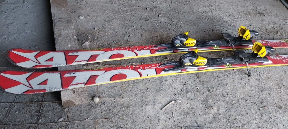 Vând schiuri carve ATOMIC