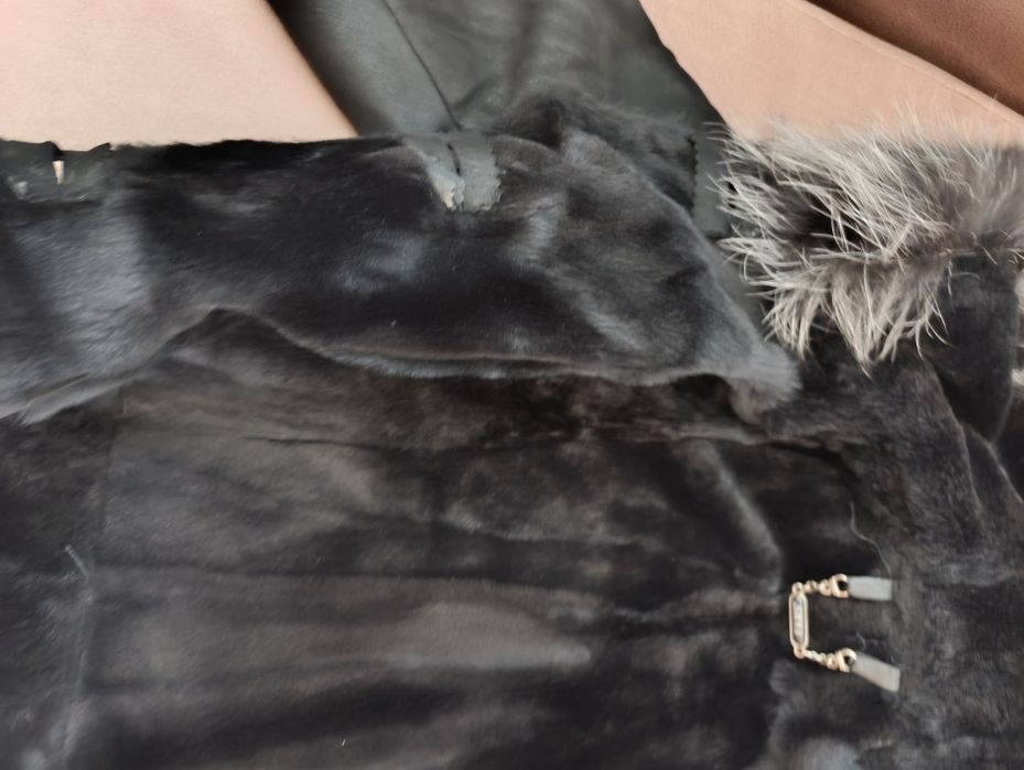 Палто от естествена кожа и сребърна лисица на качулката