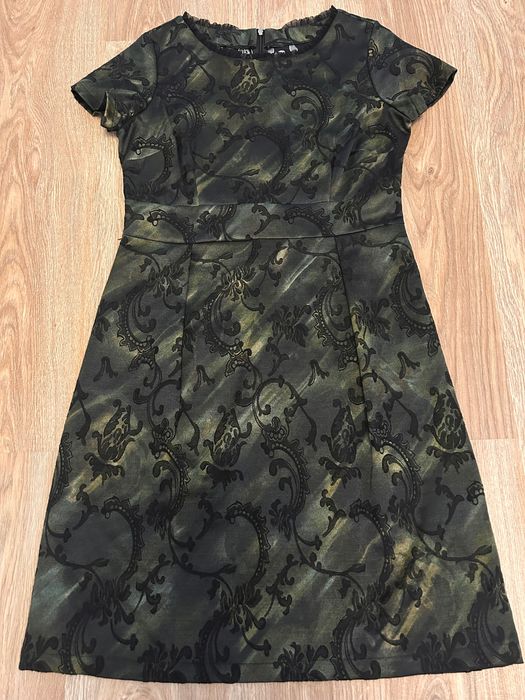 Дамска рокля с къс ръкав