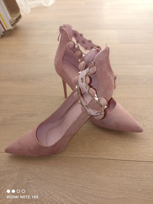 Сандали и обувки на висок ток