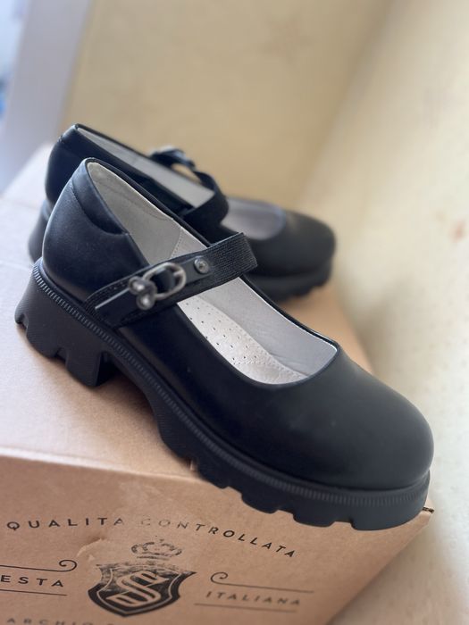 Продам школьные туфли