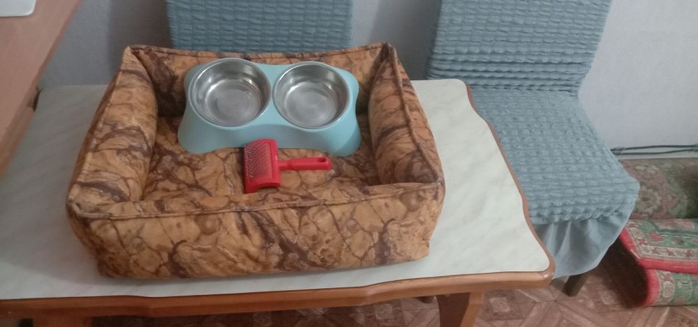 Собачий матрас, миски, расческа