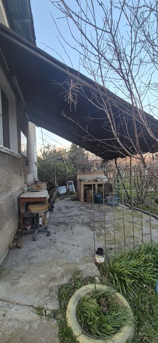 Къща с гараж и допълнителна постройка