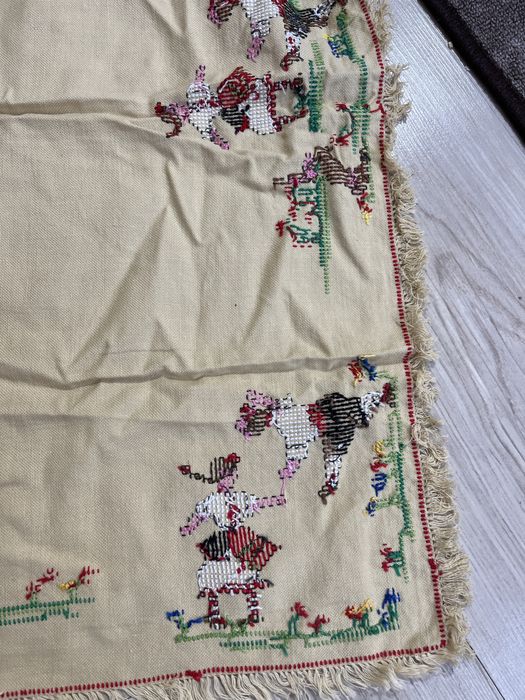 Старо ръчно бродирано каре за маса