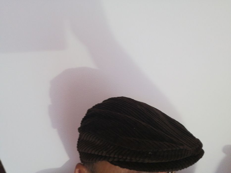 Vând șepci pt băieți