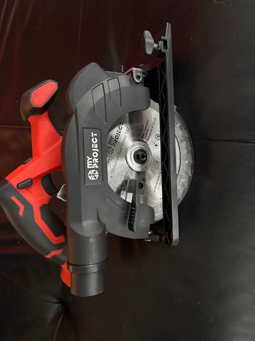 Безкабелен циркуляр  за дърво с батерия и зарядно