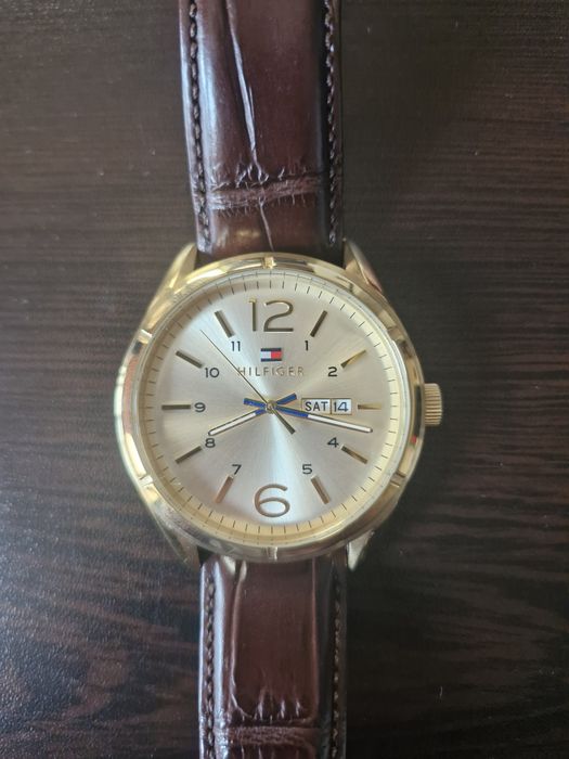 Tommy Hilfiger мъжки часовник – ден/дата, златист корпус, кожена каишк