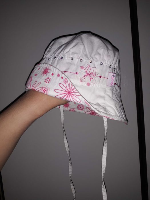 Бански, роклички и летни шапки