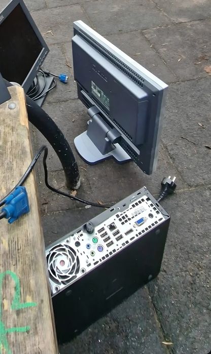 Компютър носталгичен с два монитора подарък