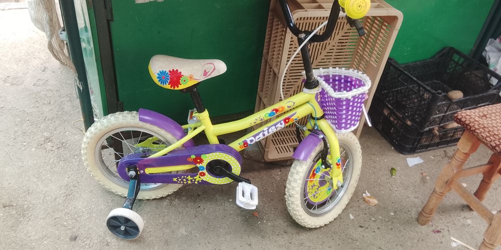 Bicicleta fetița între 4si 5 ani