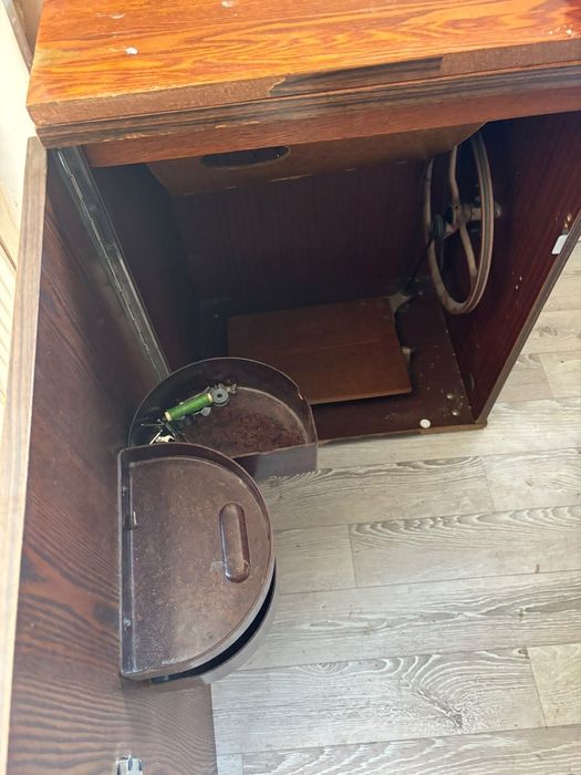 Швейная машина с тумбой