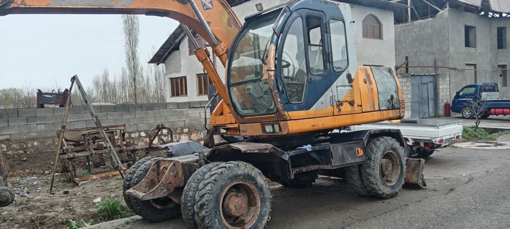 Ekskavator Yolg'iz  g'ildirakli bo'ri