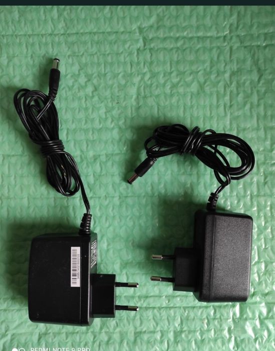 Încărcătoare, alimentatoare de 12 V
 tensiune de intrare 220 V,
 tensi