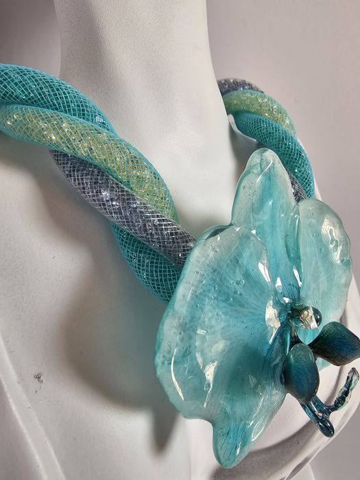 Колие с естествен цвят на орхидея в сини нюанси.