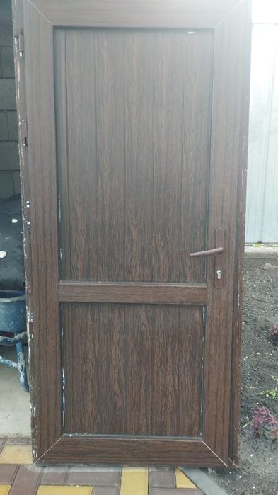 Пластиковая дверь