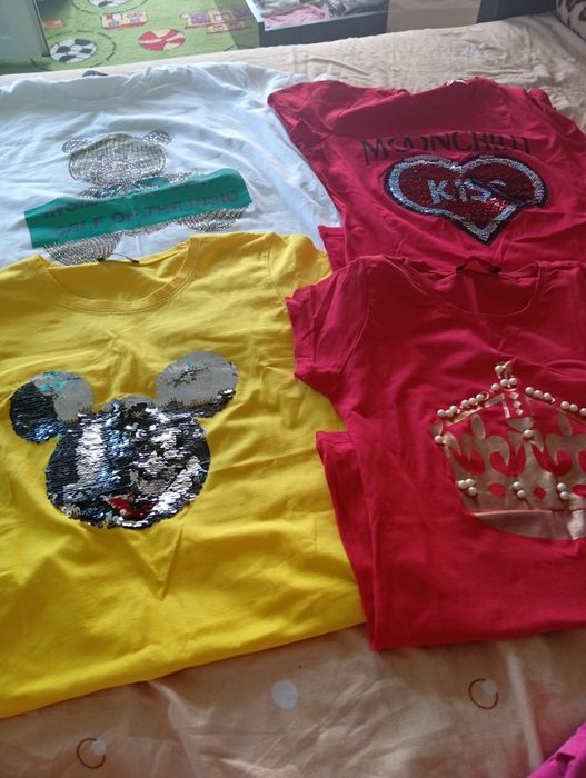 Vând tricouri de damă  fiecare tricou costa 30 lei