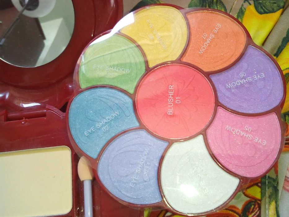 Набор "Ромашка" - тени, румяна, пудра + зеркальце, 3-уровневые.