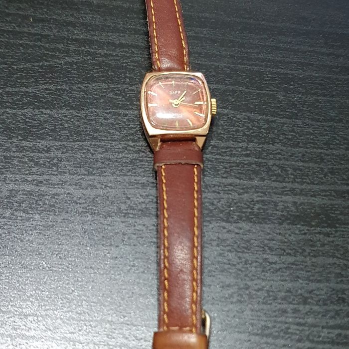 Часы женские золотые.