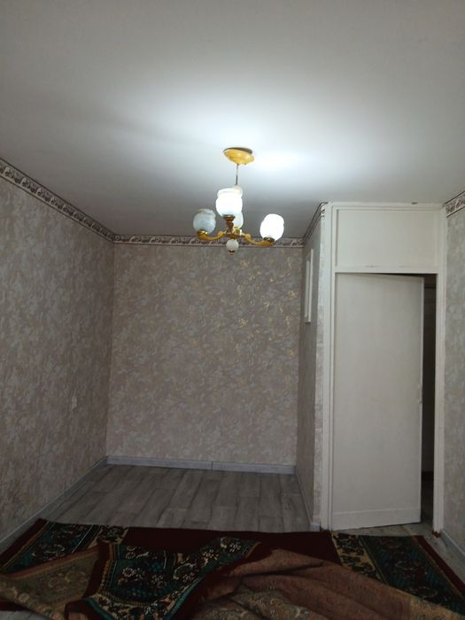 Срочно продаётся 1 комнатная квартира 1 микрорайоне на 1 этажее