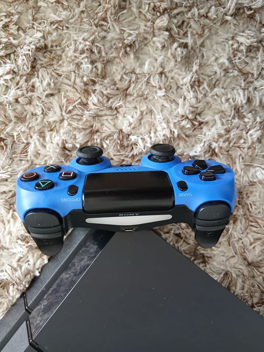 Vând ps4 cu manete