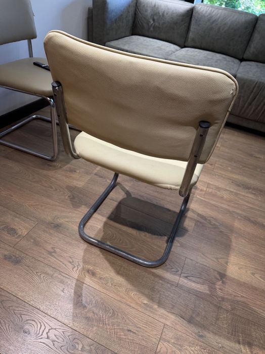 Стулья офисные, бежевые.