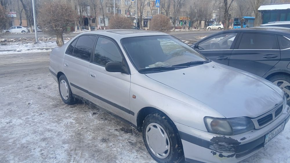 Машина Тойота карина е