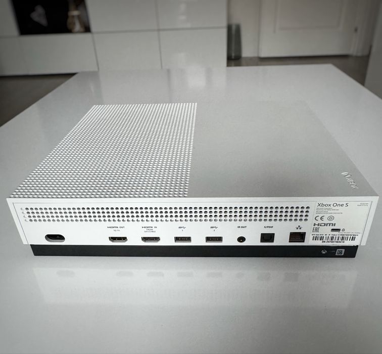 Xbox One S 1TB + Controller