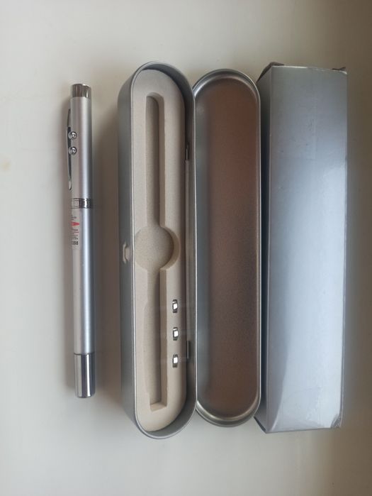 На день Учителя ручка указка 5в1 с лазером и фонариком в футляре