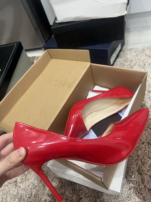 По 4000 каждый, разгружаю гардероб