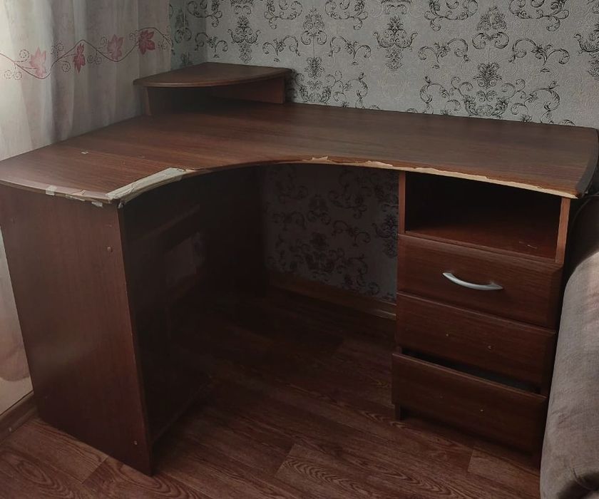 Продам угловой стол