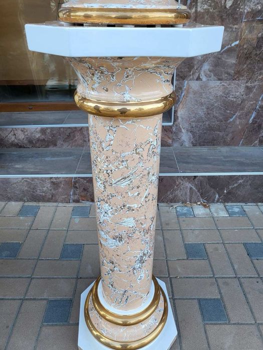 Красива колона с ваза