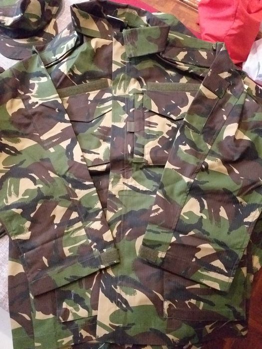 veston marimea 54/ll si 2 perechi pantaloni 54/ll noi si bocanci negri