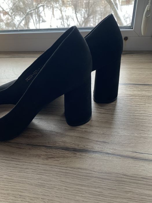 Продам черные туфли