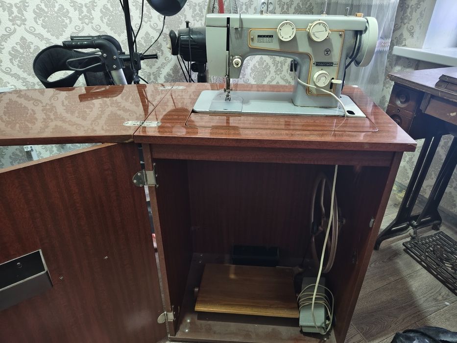Продаются две швейные машинки с моторчиками