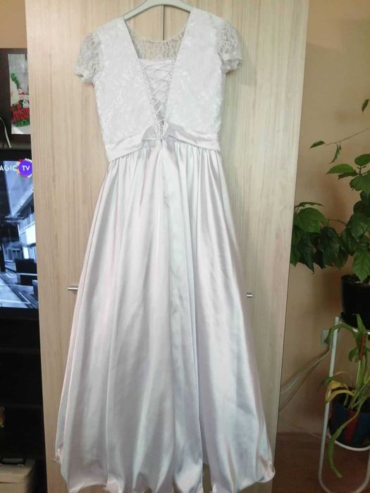 Рокля  - бяла ...