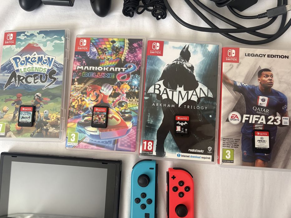 Nintendo Switch + 4 jocuri originale,stare excelentă.