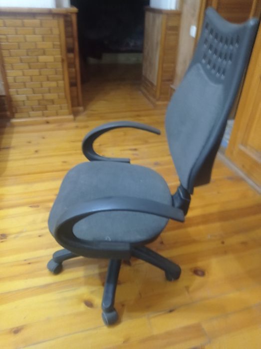 Ishxona uchun aylanadigan kreslo