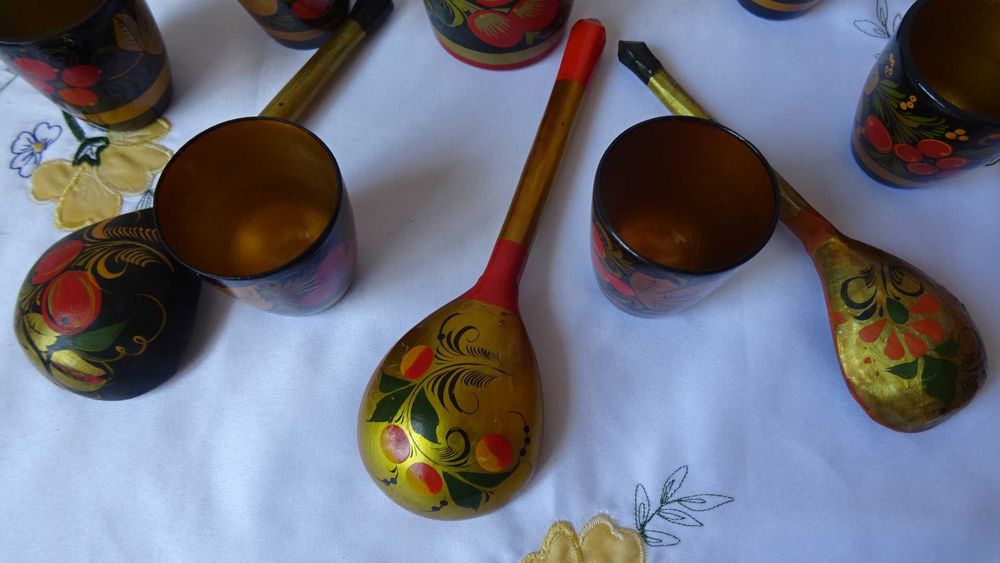 Руски дървени чаши и лъжици  изрисувани в стил Хохлома