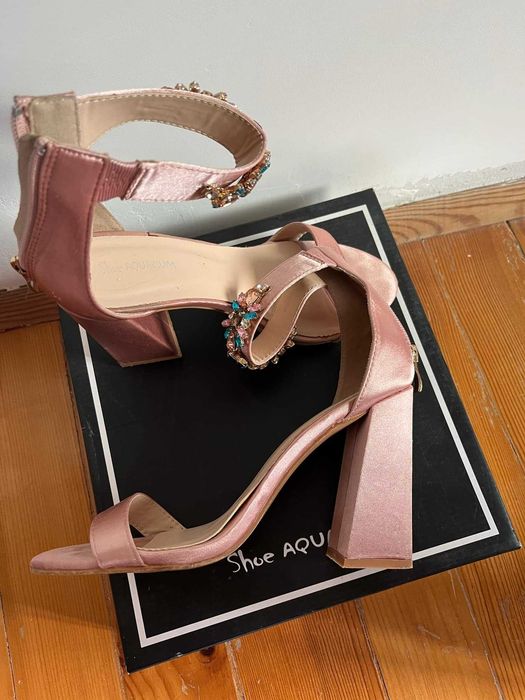 Елегантни розови сатенени сандали с бижу