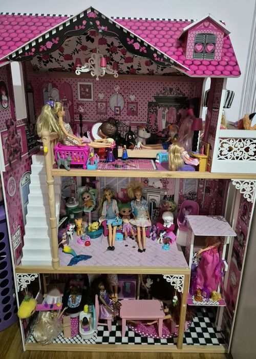 Vând casa de papusi