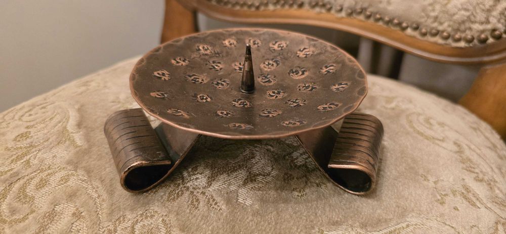 Стар кован свещник.