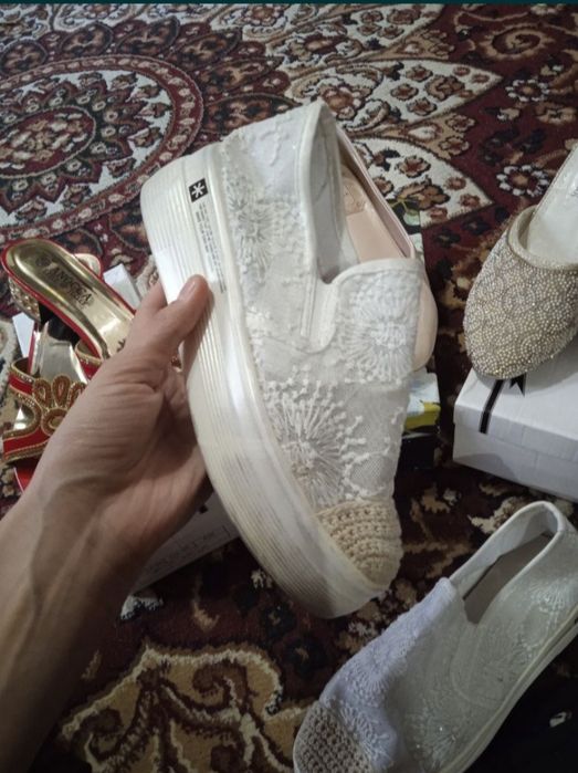 Yangi kelinlik oyoq kiyimlari sotaman bir marta kiyilgan holos arzon