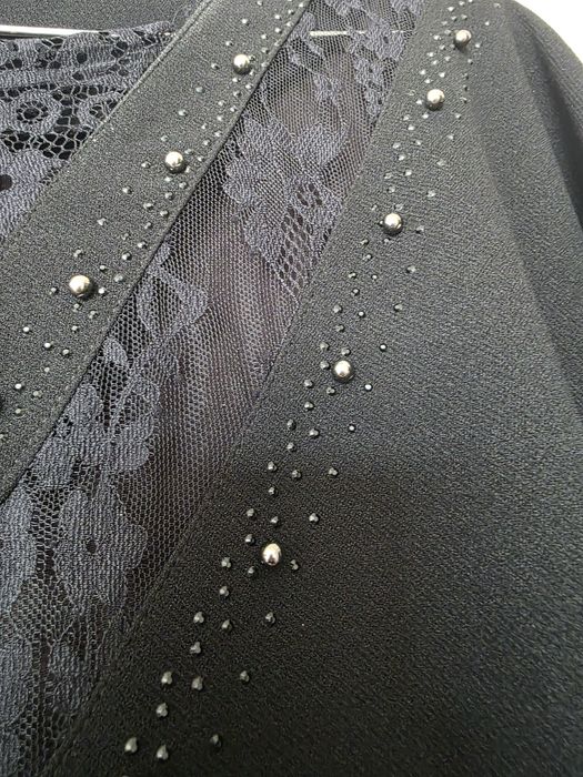 Продам платье с кружевами.