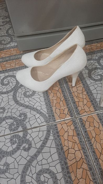 Продам белые свадебные туфли р.36