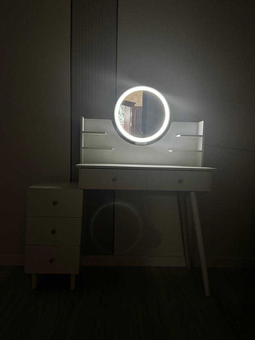 Туалетная столик  макияж столик.  Trimo.