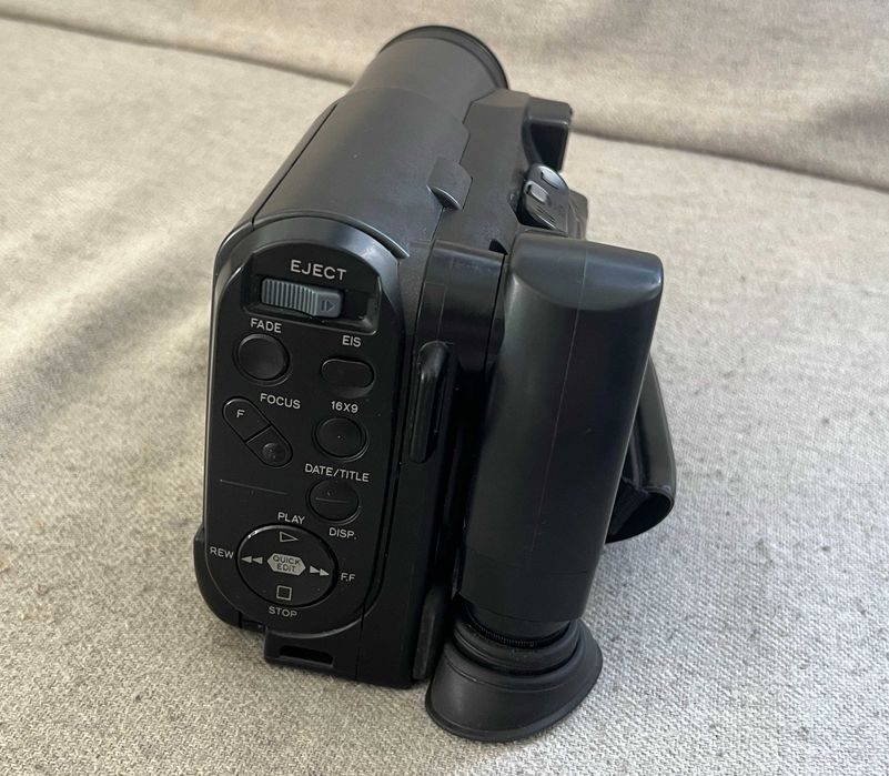 Camera video Hitachi VM-H610E Hi8 PAL cu incarcator si acumulatori