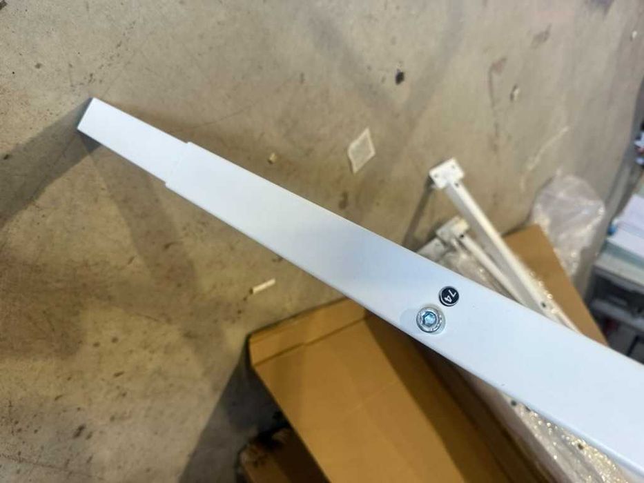 Офис бюро 140×80 с метална конструкция и регулируема височина