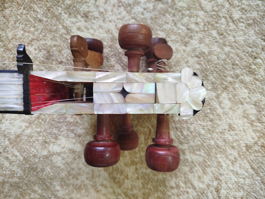 Sadafli Torlar va zakaznoy ruboblar futlyari bilan sotiladi