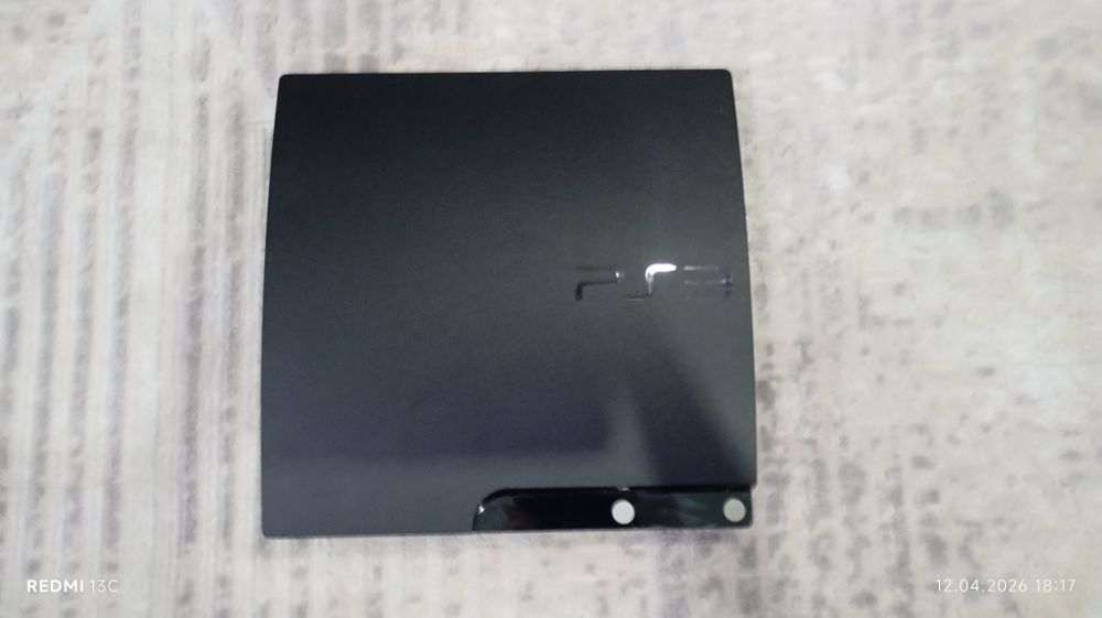 PlayStation 3 slim с 12 дисками  и двумя контроллерами.